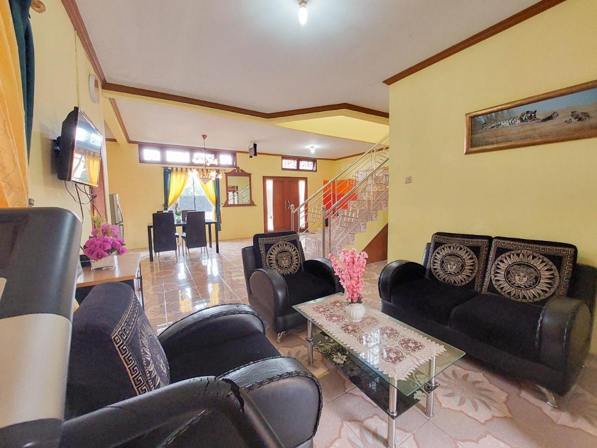 Villa Samsu By Puncak Holiday Cianjur Exterior photo